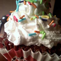 babeczki z białymi kapeluszami