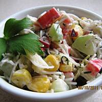 Sałatka surimi z makaronem ryżowym i bambusem