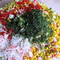 Sałatka surimi z makaronem ryżowym i bambusem