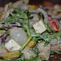 Sałatka z piersi kurczaka i rukoli