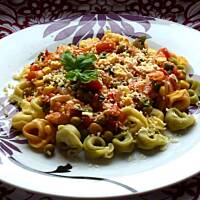 Kolorowe tortellini w sosie z ziołami