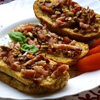 Bruschetta z boczkiem i orzechami