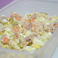 Ryżowa sałatka z tuńczykiem i łososiem