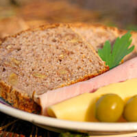 Chleb mieszany z orzechami na zakwasie