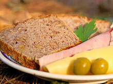 Fot. Wkn, Chleb mieszany z orzechami na zakwasie