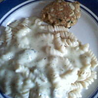 Kotlety jajeczne z sosem brokułowym i makaronem