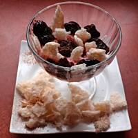 Kremowy pucharek ze skarmelizowanymi truskawkami z konfitury