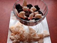 Fot. agf, Kremowy pucharek ze skarmelizowanymi truskawkami z konfitury