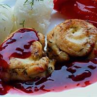 Zawijaski drobiowe serowo -  tymiankowe w sosie wiśniowym.