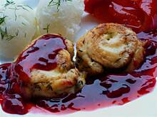 Fot. niebieska-różyczka, Zawijaski drobiowe serowo -  tymiankowe w sosie wiśniowym.