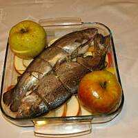 Wigilijne pstrągi na jabłku pieczone