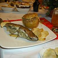 Wigilijne pstrągi na jabłku pieczone