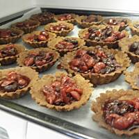 Mocno czekoladowe babeczki z wiśniami.