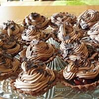 Mocno czekoladowe babeczki z wiśniami.