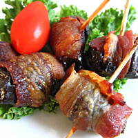 Śliwki faszerowane wątróbką zawijane w boczek