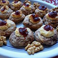 Ciasteczka orzechowe z kakao i powidłami śliwkowymi.