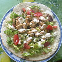 Placki z mięsem i sosem czosnkowym