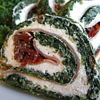 Rolada szpinakowa z szynką i suszonymi pomidorami