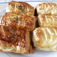 Paszteciki z ciasta francuskiego z mięsem z rosołu