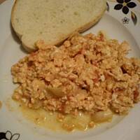 Jajecznica z pomidorami i cebulką