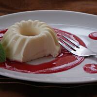 Panna cotta z sosem z czerwonej porzeczki