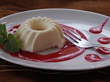 Fot. Aniula27, Panna cotta z sosem z czerwonej porzeczki