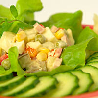 Sałatka ziamniaczana z szynką i grzybkami konserwowymi