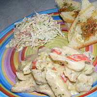 Pierś z kurczaka w sosie lazur z grzankami