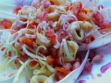 Fot. niebieska-różyczka, Sałatka z tortellini z granatem i sosem żurawinowym