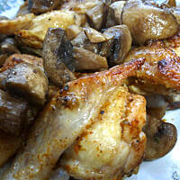 Soczyste skrzydełka do obiadu z pieczarkami i ziołami