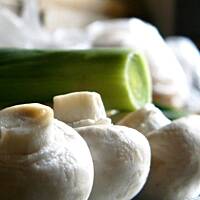 tarta z porem i pieczarkami w sosie serowo czosnkowym