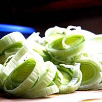 tarta z porem i pieczarkami w sosie serowo czosnkowym