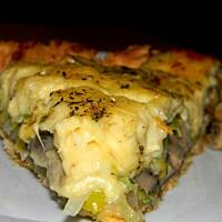 tarta z porem i pieczarkami w sosie serowo czosnkowym