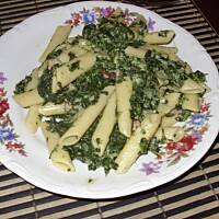 Makaron penne ze szpinakiem i boczkiem
