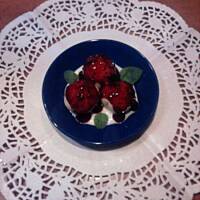 Drożdżowe mini paruchy z sosem jagodowym