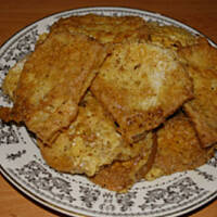 Grzanki w jajku i żółtym serze