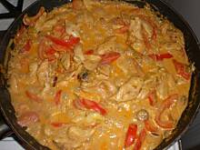 Fot. Clikmm, Łagodne czerwone curry z kurczakiem