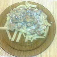 Cielęcina z makaronem w kremowym sosie