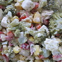 Sałatka z brokułem, fetą i kurczakiem.