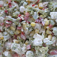 Sałatka z brokułem, fetą i kurczakiem.