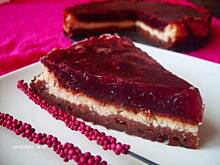 Fot. Mloda, Sernik mascarpone z musem jagodowym