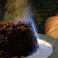 Płonący angielski pudding świąteczny z sosem