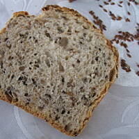 Chleb z siemieniem lnianym i słonecznikiem
