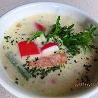 Pomarańczowa zupa z owoców morza z szafranem