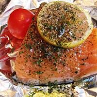 Cytrusowy łosoś posadzony na szpinaku