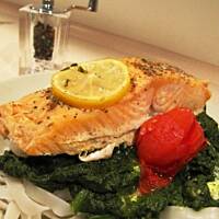 Cytrusowy łosoś posadzony na szpinaku