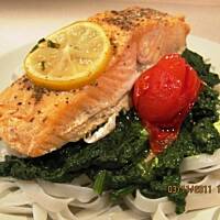 Cytrusowy łosoś posadzony na szpinaku