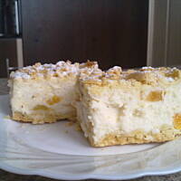 Sernik z brzoskwiniami