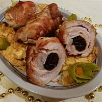 Indycze roladki z szynką i śliwkami na jajecznym omleciku