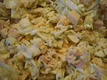 Fot. ezelka, Sałatka z serowych zupek chińskich